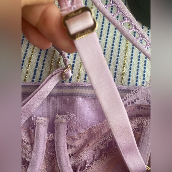 Bronx & Banco lavender top with a delicate lace bra - Picture 7 of 11